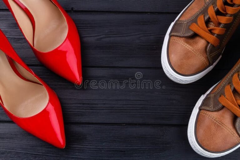 naiselliset kengat tumman puun paalla