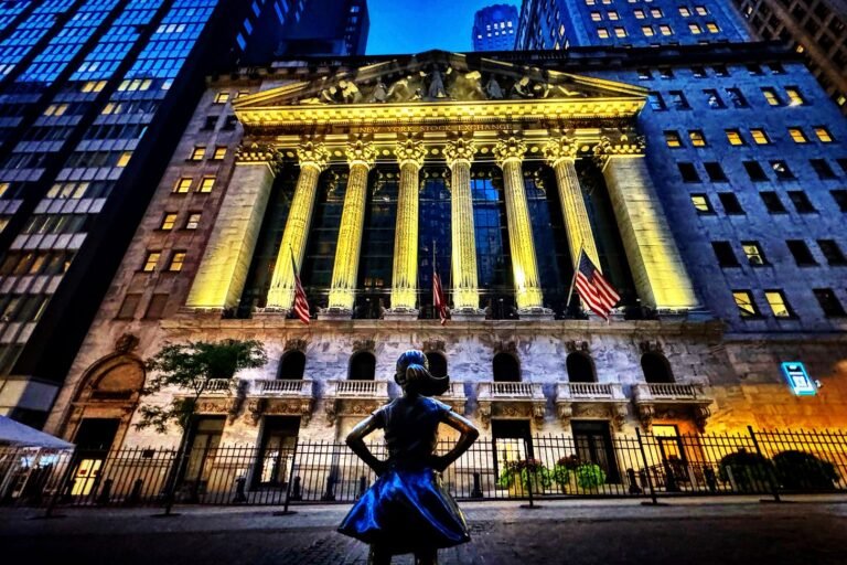 new yorkin porssin ulkokuva iltavalaistuksessa