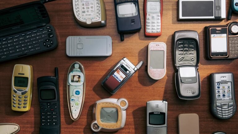 nokian ikoniset puhelimet rivissa poydalla