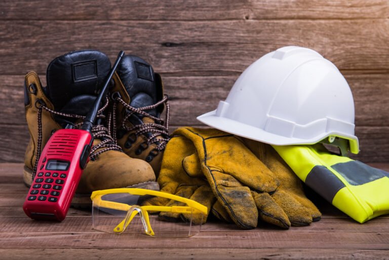 nuohousvalineet ja suojavarusteet poydalla