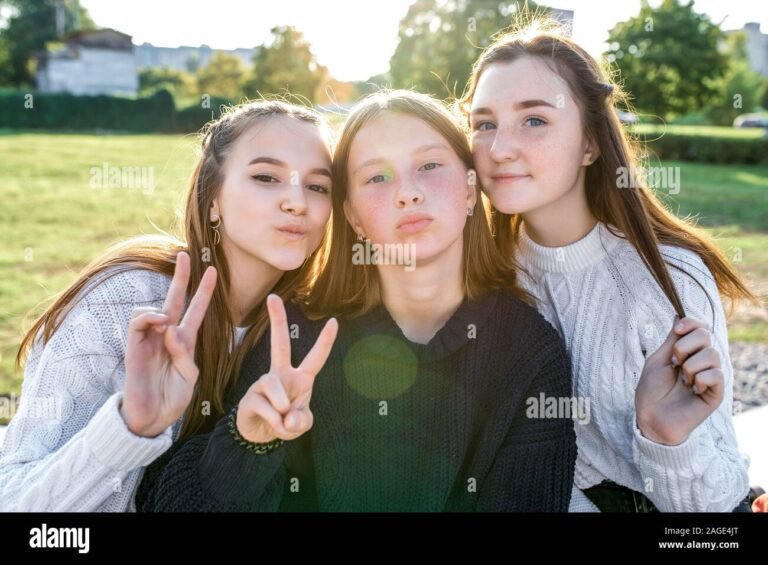 nuoret ihmiset tekevat kasimerkkeja ulkona