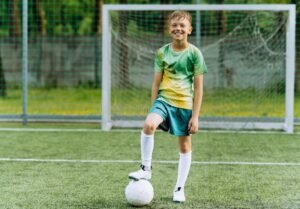 nuoret pelaajat iloisina pelikentalla