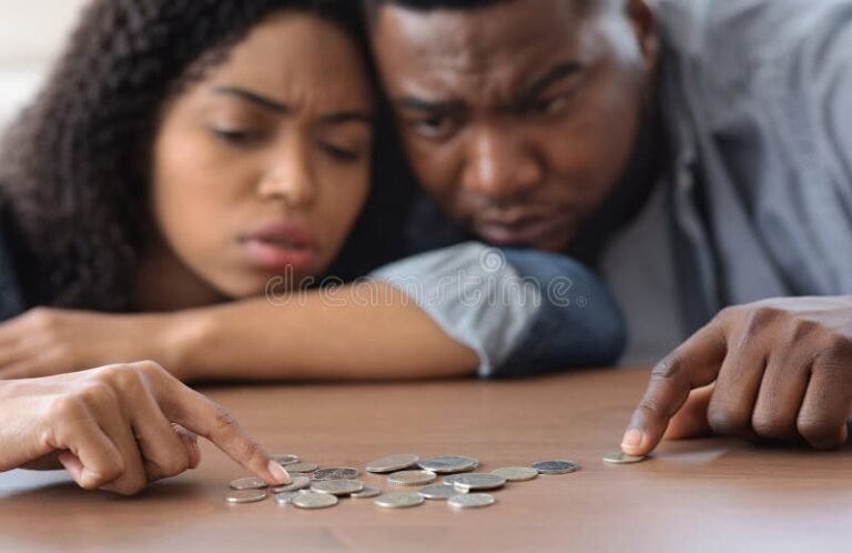 nuori aikuinen laskemassa budjettiaan poydan aaressa