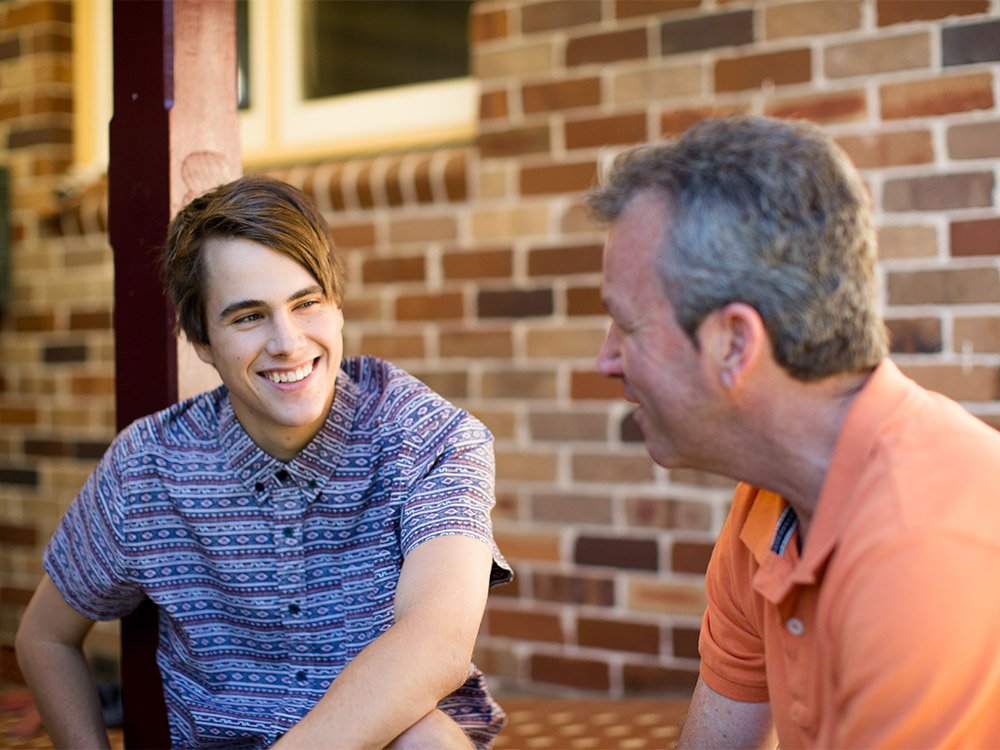 Miten Asumistukea Haetaan Vanhempien Omistamaan Asuntoon 1 nuori aikuinen neuvottelemassa vanhempien kanssa