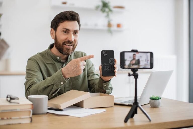 nuori mies nauhoittaa videota puhelimella