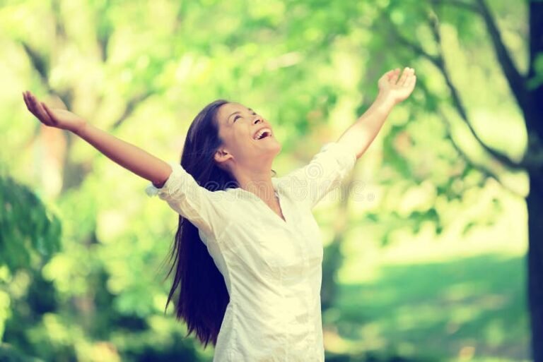 nuori nainen hymyilee luonnon keskella