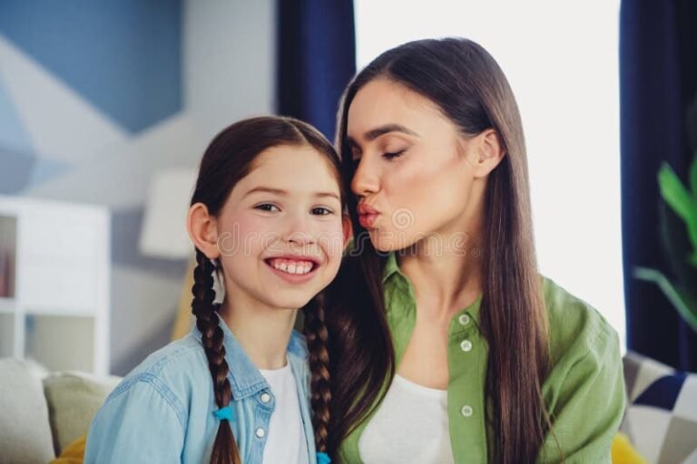 Mikä On Au Pair Ja Miten Au Pair -ohjelma Toimii Suomessa 4 nuori nainen hymyilee perheensa kanssa kodissa