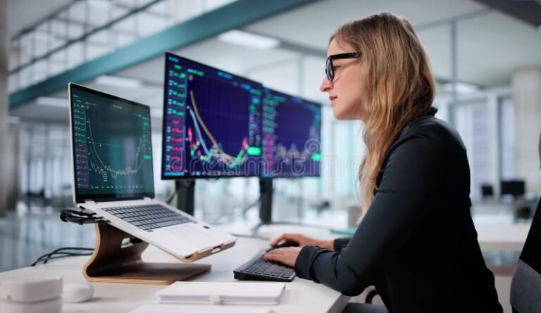 nuori nainen tutkii sijoitusgrafiikkaa ja tietokonetta