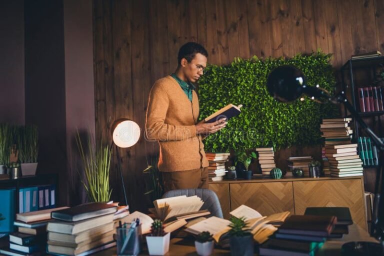 Miten Opiskelijan Asumistuen Muutokset Vaikuttavat Sinuun 44 nuori opiskelija lukemassa kodikkaassa opiskelutilassa