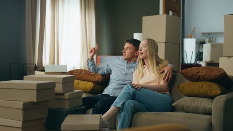 nuori pari tarkastelemassa asuntoa yhdessa