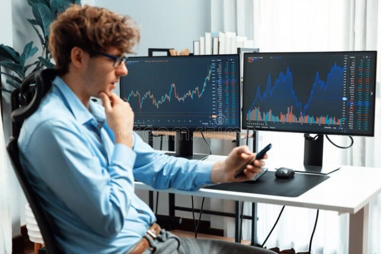 nuori sijoittaja tarkastelee porssikursseja