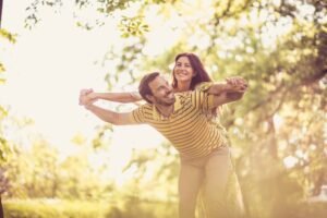 onnellinen pariskunta luonnon keskella