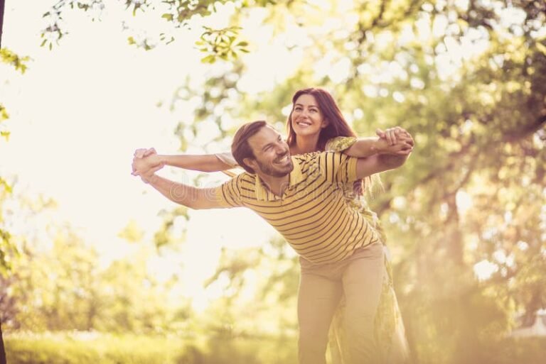 onnellinen pariskunta luonnon keskella