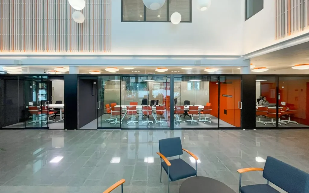 Onko OP Pankissa Tällä Hetkellä Maksuhäiriöitä Tai Katkoja 1 op pankin moderni konttori asiakaspalvelussa