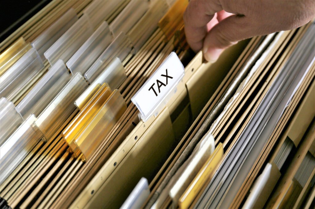 opiskelija jarjestamassa talouspapereita rauhallisesti