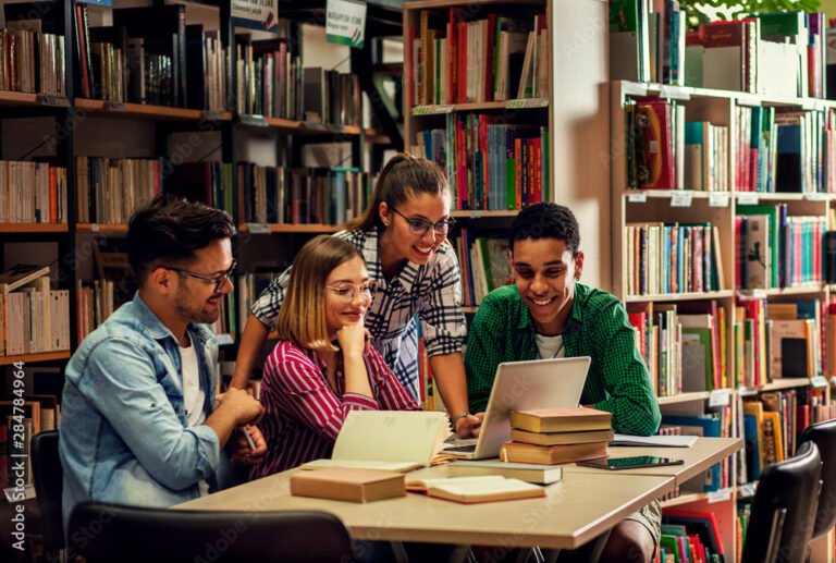 Miten Kela tukee opiskelua ulkomailla 4 opiskelija kirjastossa kannettavan kanssa