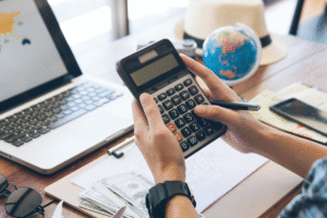 opiskelija laskemassa budjettiaan kotona