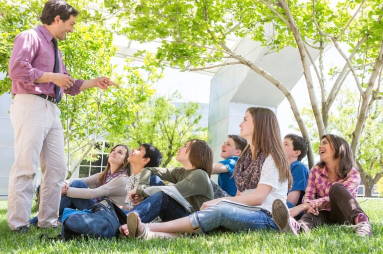 opiskelija suomessa nauttimassa ulkona