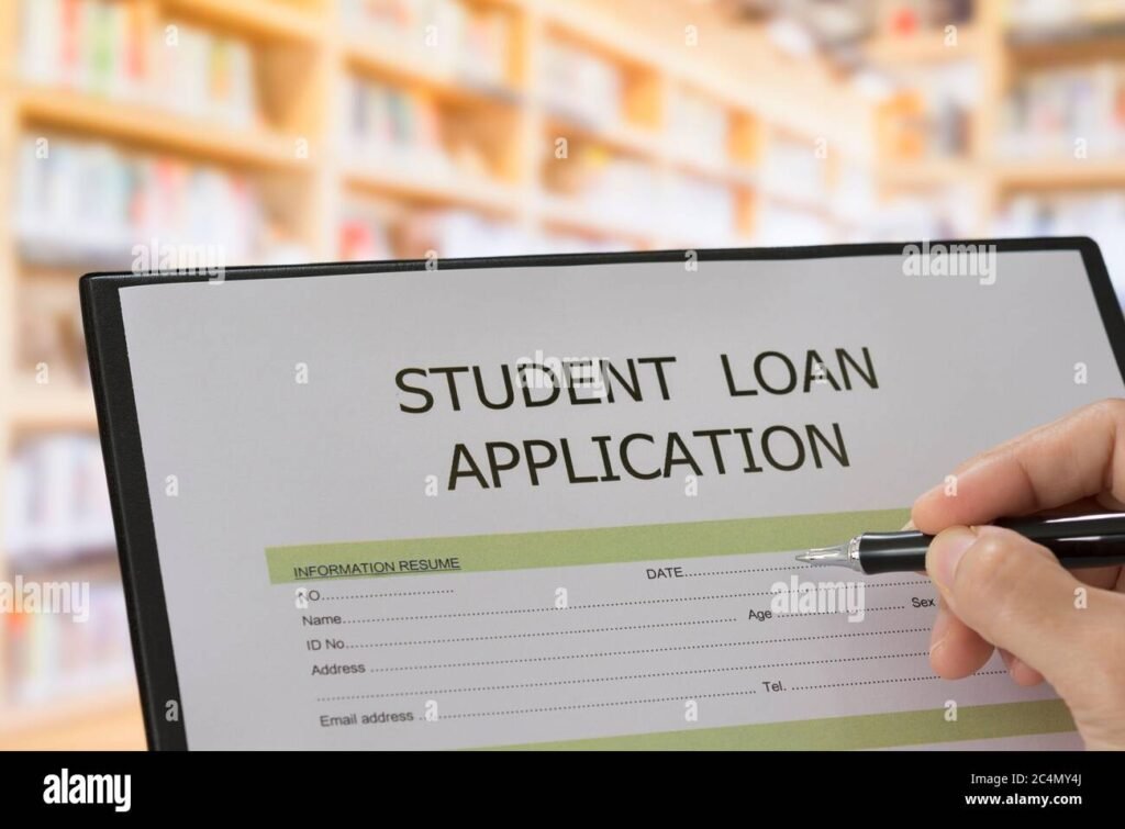 opiskelija tayttaa lainahakemusta kirjastossa