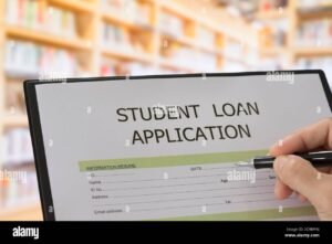 opiskelija tayttaa lainahakemusta kirjastossa