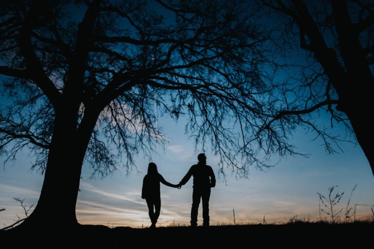 Miten Unna Lehtipuu Kuuluu Puolisosi Elämään 26 pariskunta kavelee yhdessa luonnossa
