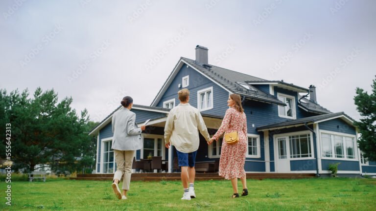 pariskunta keskustelee kodin edessa ulkona