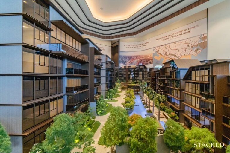 pariskunta tutkii asuntoesitetta yhdessa