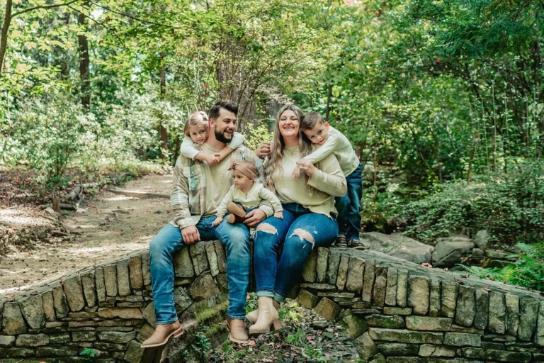 perhe iloisesti yhdessa luonnon keskella