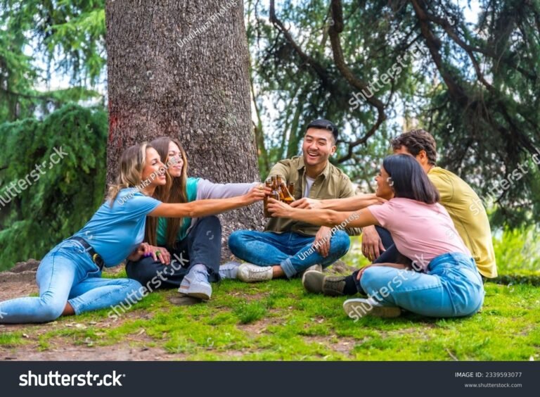 Kuka Vastaa Vainajan Velkojen Maksamisesta Suomessa 23 perhe istumassa puun alla keskustelemassa