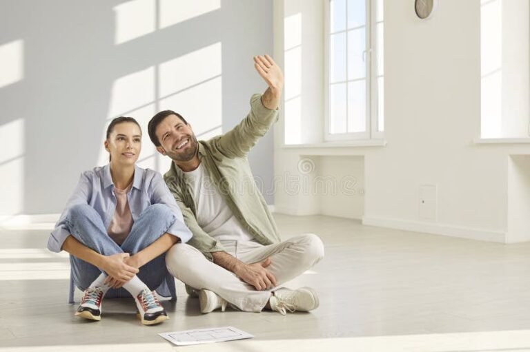 perhe tutkii olohuoneen pohjapiirrosta