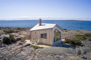 perhe ulkoilee alandin merimaisemassa