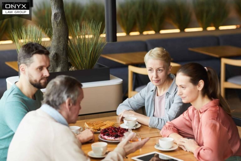 perhe yhdessa jakamassa perintoa rauhallisesti