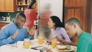 perheenjasenet neuvottelemassa poydan aaressa