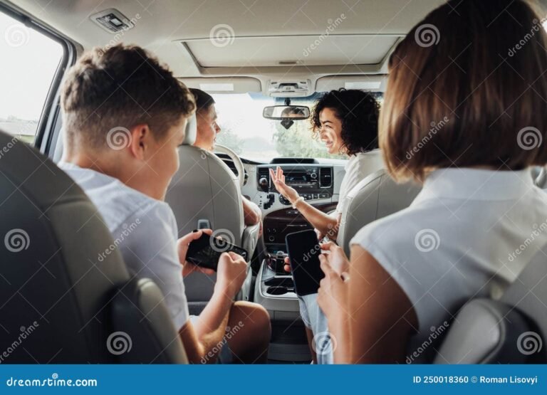 perheenjasenia autolla ajamassa yhdessa