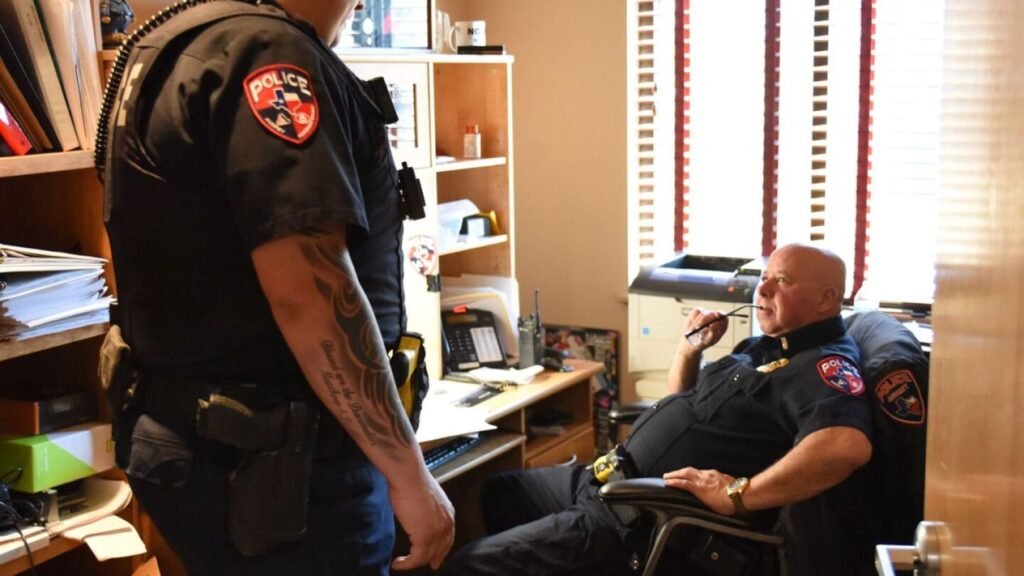 Kuinka Paljon Poliisit Suomessa Ansaitsevat Kuukausittain