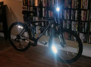 polkupyora ja heijastin asennettuna oikealle puolelle