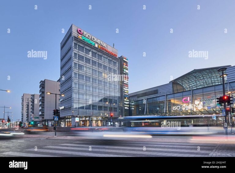 prisma iso omena kaupan ulkokuva iltavalaistuksessa