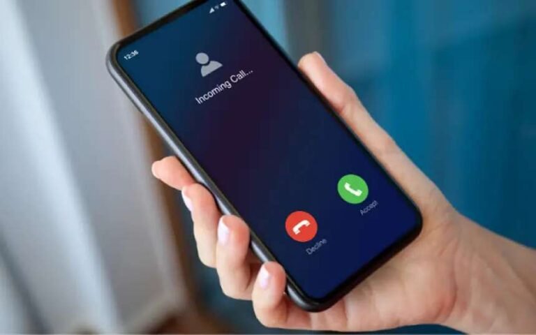 puhelinsoitto nakyy naytolla lahikuvassa