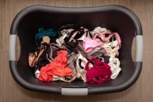 pyykkikori taynna markia ja kuivia vaatteita