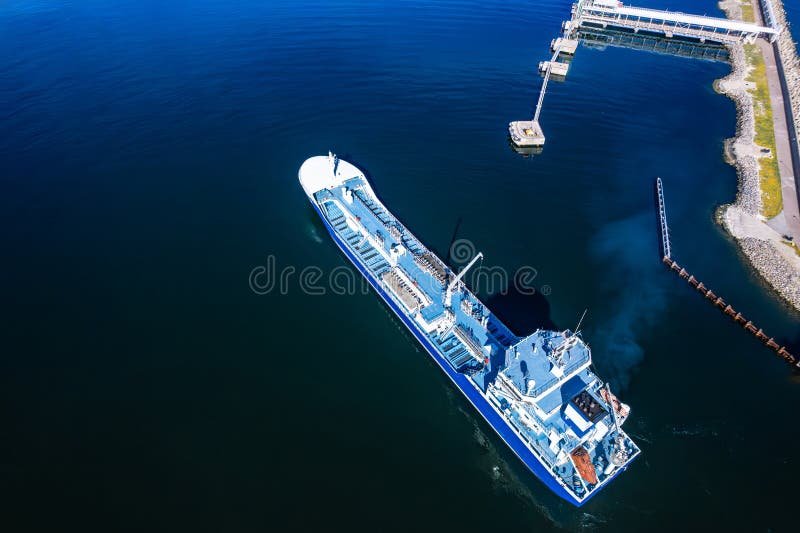 rahtilaiva saapumassa satamaan aurinkoisena paivana