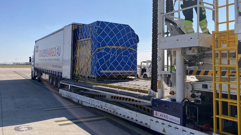 rekka auto lastaamassa kansainvalista rahtia