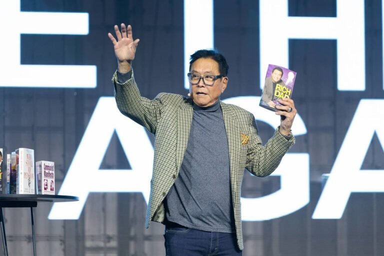robert kiyosaki puhumassa suuri yleiso