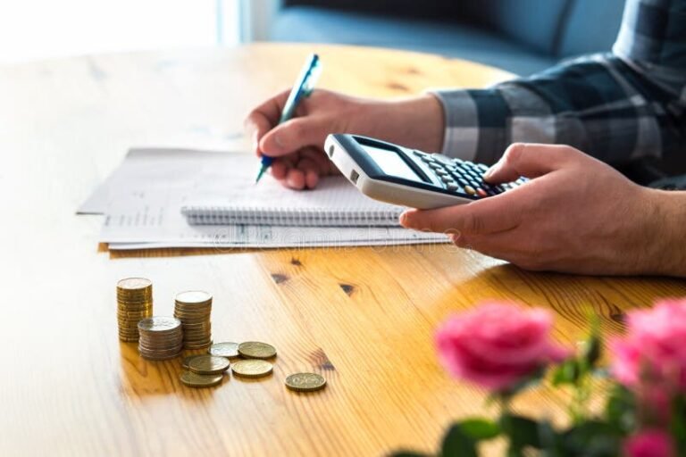 saastavainen henkilo laskee budjettiaan