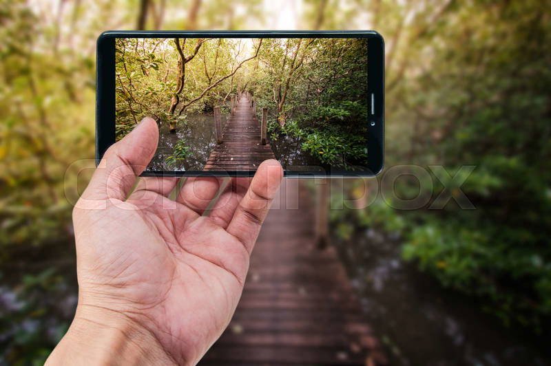 samsung kamera kasissa luonnonmaisemassa