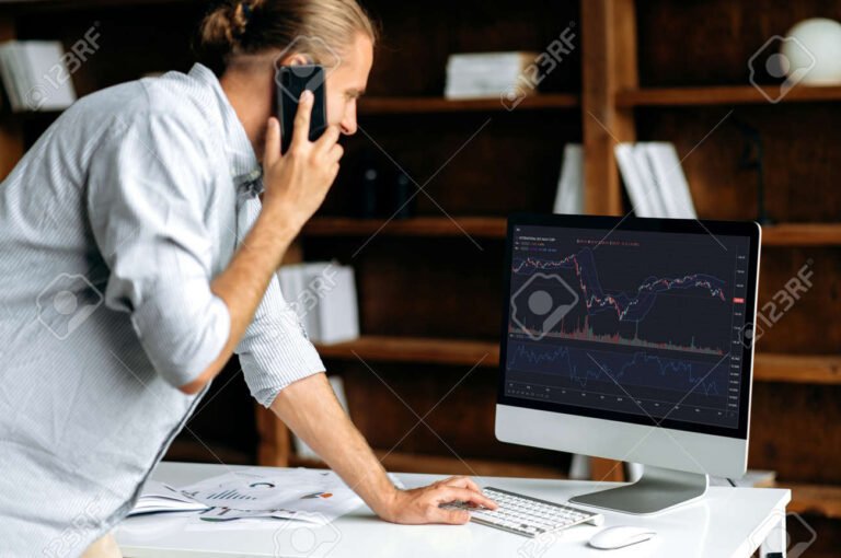 sijoittaja tutkii porssikursseja tietokoneelta