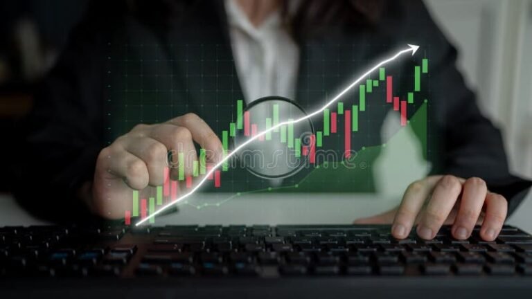 sijoittaja tutkii talousgrafiikkaa tietokoneella