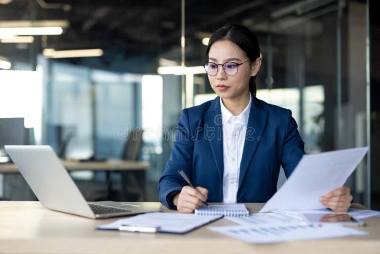 sijoittaja tutkii talouskaavioita toimistossa