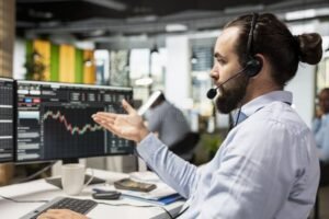 sijoittajia neuvova ammattilainen keskustelee toimistossa