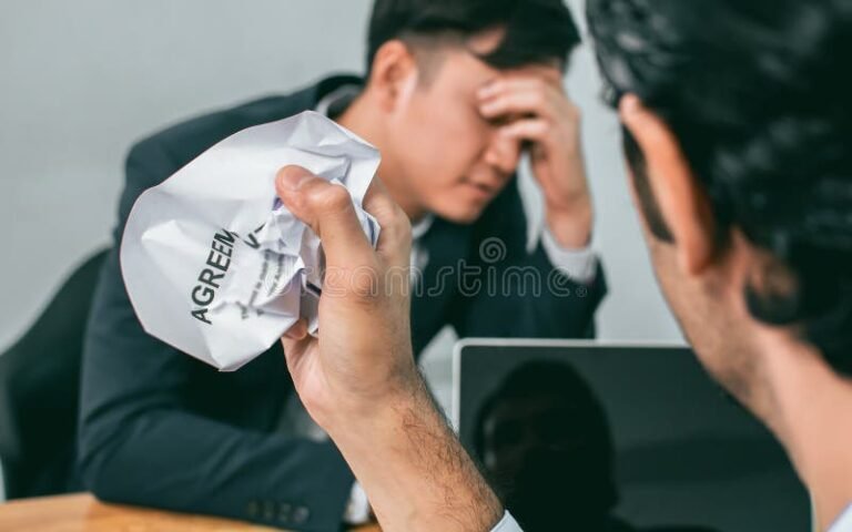 Mitä Force Majeure Tarkoittaa Suomeksi ja Missä Sitä Käytetään 20 sopimuspaperit ja kasi puristavat toisiaan