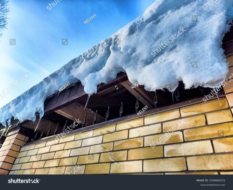 sulavat lumihanget katolla aurinkoisena paivana